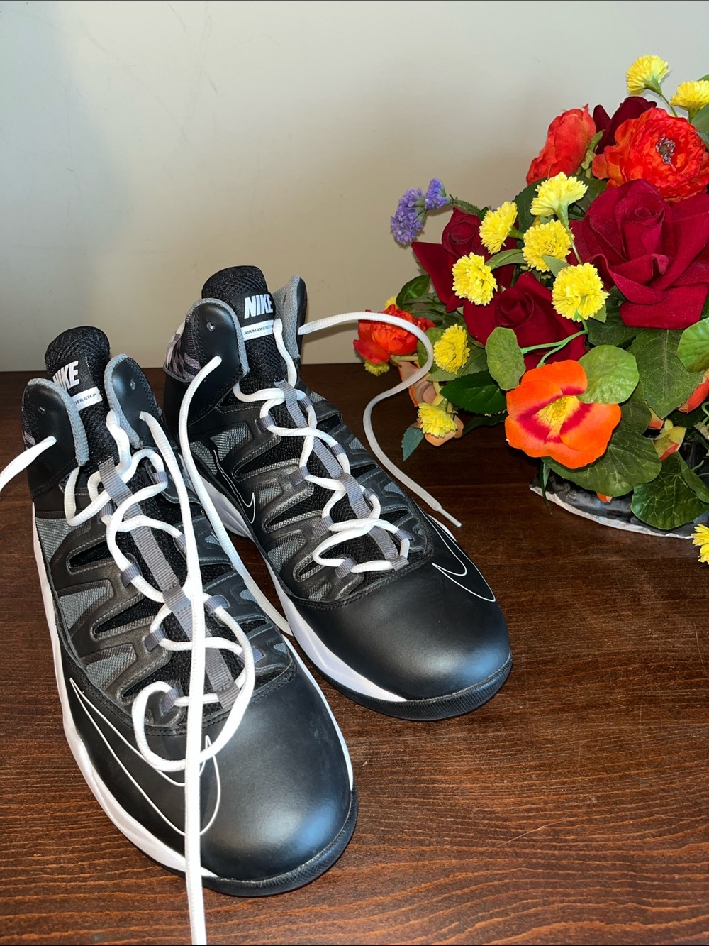 Nike Men's Black and White Athletic Shoes